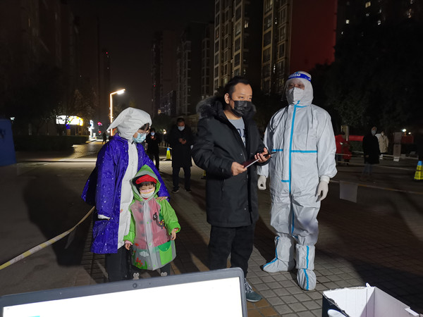 省计量院李钢在高新区鸿基新城祥园小区维持核算检测秩序.jpg