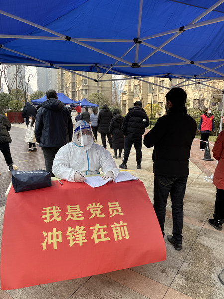 省计量院下沉干部李新声在长安区龙华花千树小区协助维护核算检测秩序.jpg