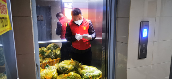 省计量院下沉干部郭建文在长安区山水香堤小区向居民运送蔬菜.jpg